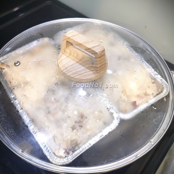 用大火隔水蒸約1小時,或直至蘿蔔糕完全熟透
