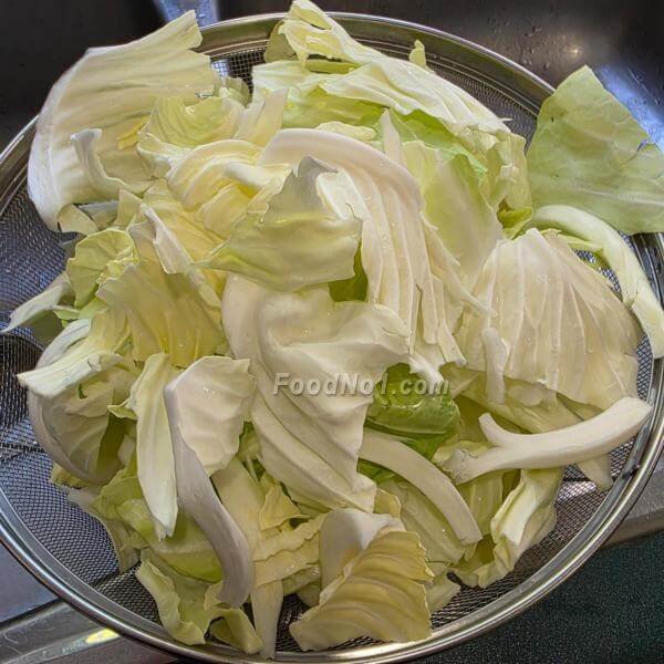 將包心菜葉逐片剝下，用清水洗淨瀝乾