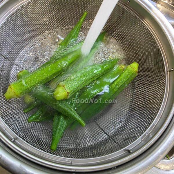 油鹽滾水浸完秋葵-3-4分鐘,盛起放冷水沖1-2分鐘過冷河