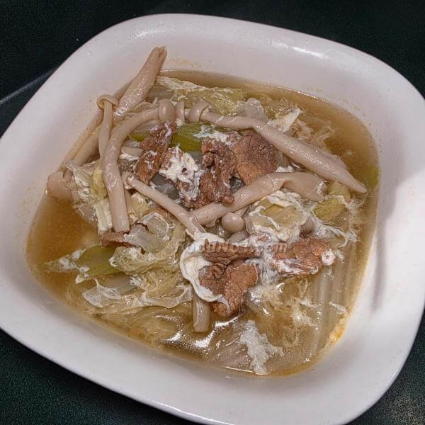 西芹紹菜海鮮菇肉片湯-擺盤