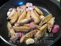 雞翼煎到兩面金黃色 dryonion-stew-wings02
