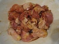 把調味料加入雞件中醃製10-15分鐘 onion carrot_chicken_2