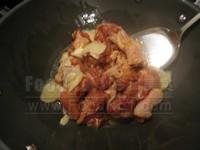 熱鑊加少許油, 加入雞柳炒至半熟 onion carrot_chicken_3