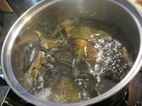 加入薑、排骨、綠豆及海帶 mung bean_seaweed_soup04