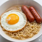 港式公仔麵配煎蛋與腸仔