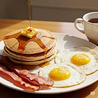 美式早餐盤：煎雙蛋、煙肉、鬆餅