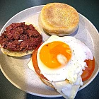 太陽蛋咸牛芝士鬆餅