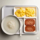 港式白粥配炒蛋與午餐肉