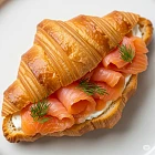 早餐牛角包配煙三文魚